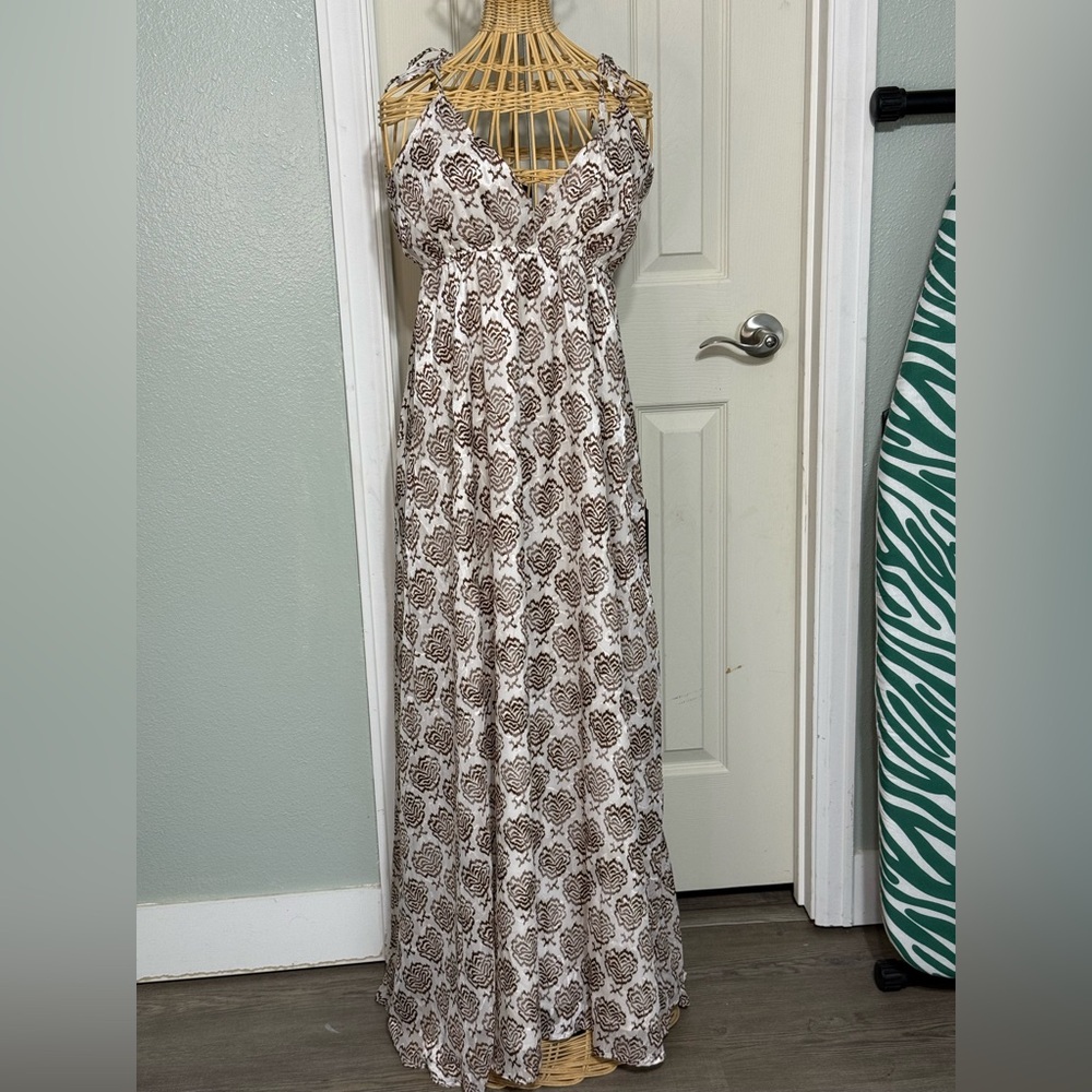 NWT Lulus Women’s Medium Maxi Dress Adjustable spaghetti Straps